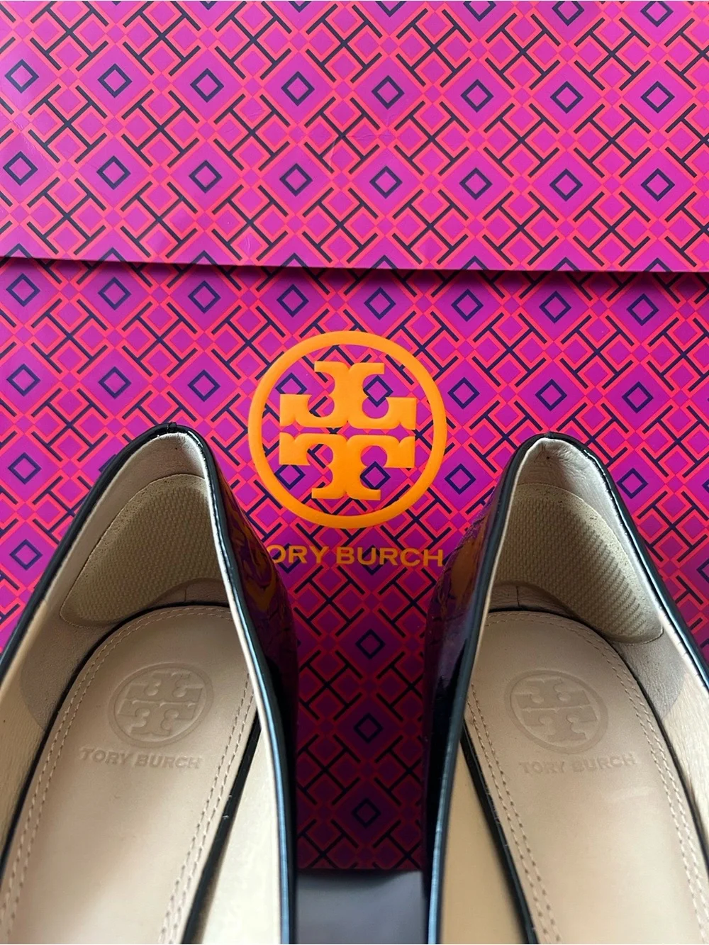 🖤Tory Burch🖤💛TRUDY💛Black Patent Peep-Toe Pumps Grosgrain Bow & Gold Logo Accent